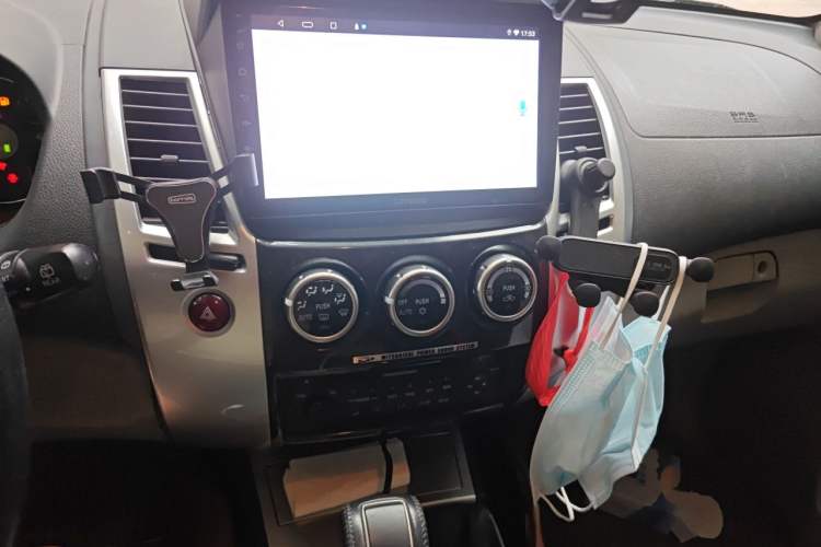 Used Mitsubishi Pajero Sport 2013 3.0L Automatic 4x4 Executive Edition Audio And AC Panel