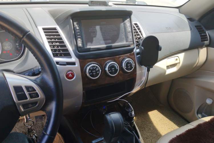 Used Mitsubishi Pajero Sport 2013 3.0L Automatic 4x4 Flagship Edition Audio And AC Panel