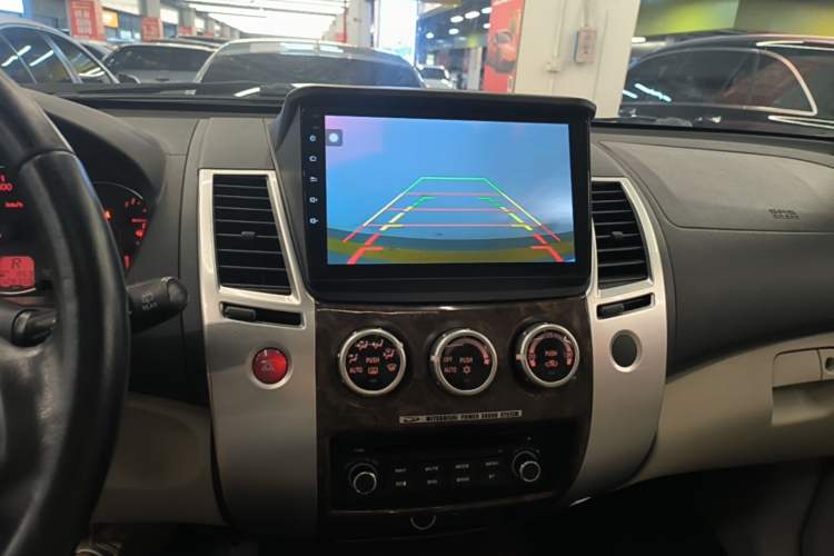 Used Mitsubishi Pajero Sport 2013 3.0L Automatic Two-Wheel Drive Luxury Edition Audio And AC Panel