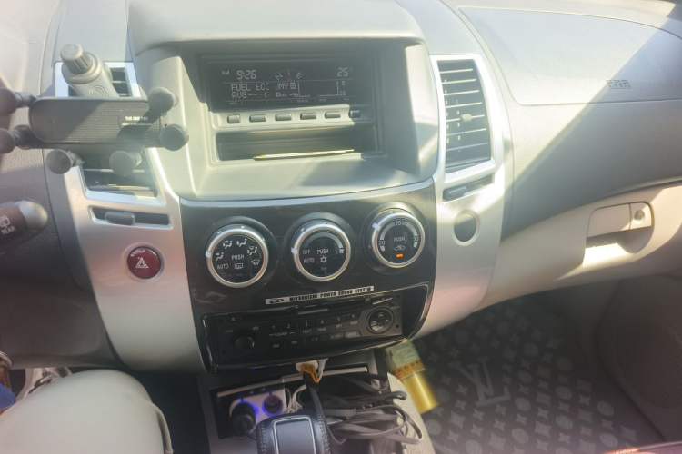 Used Mitsubishi Pajero Sport 2013 3.0L Automatic 4x4 Executive Edition Audio And AC Panel