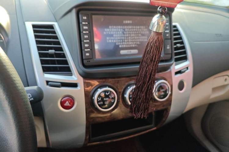 Used Mitsubishi Pajero Sport 2013 3.0L Automatic 4x4 Flagship Edition Audio And AC Panel