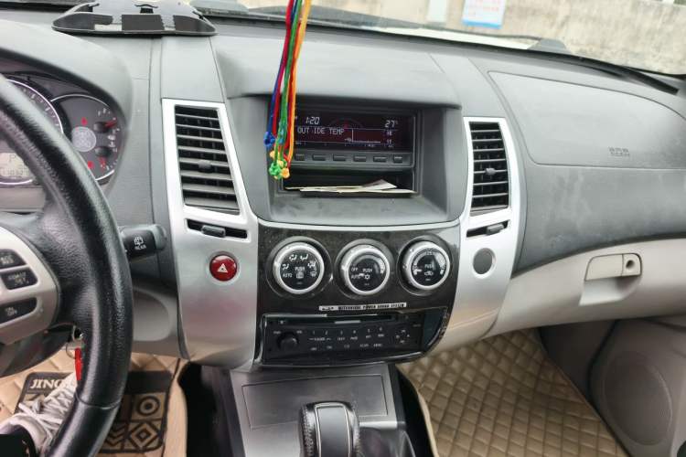 Used Mitsubishi Pajero Sport 2013 3.0L Automatic 4x4 Executive Edition Audio And AC Panel