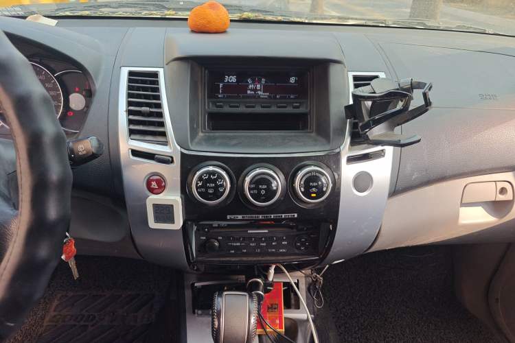 Used Mitsubishi Pajero Sport 2013 3.0L Automatic 4x4 Executive Edition Audio And AC Panel