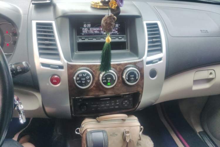 Used Mitsubishi Pajero Sport 2013 3.0L Automatic Two-Wheel Drive Luxury Edition Audio And AC Panel