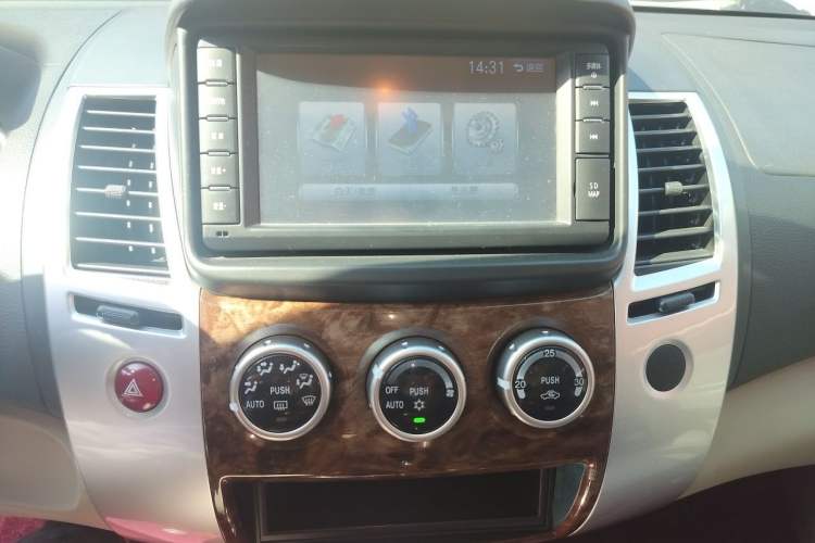 Used Mitsubishi Pajero Sport 2013 3.0L Automatic 4x4 Flagship Edition Audio And AC Panel