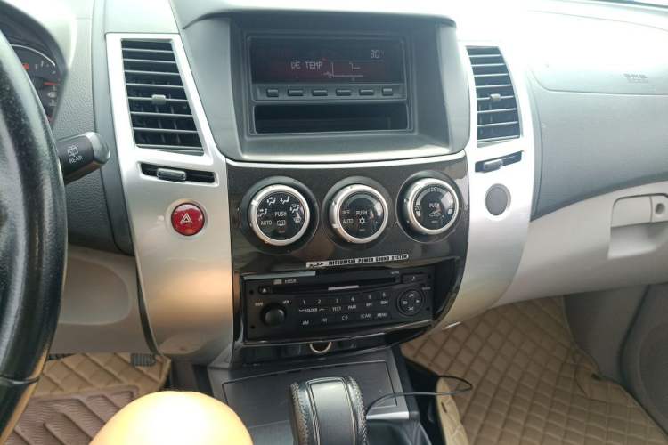 Used Mitsubishi Pajero Sport 2013 3.0L Automatic 4x4 Executive Edition Audio And AC Panel