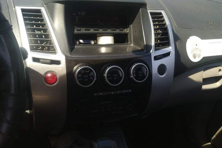 Used Mitsubishi Pajero Sport 2013 3.0L Automatic 4x4 Executive Edition Audio And AC Panel