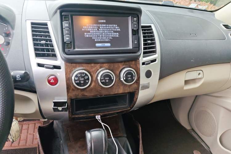 Used Mitsubishi Pajero Sport 2013 3.0L Automatic 4x4 Flagship Edition Audio And AC Panel