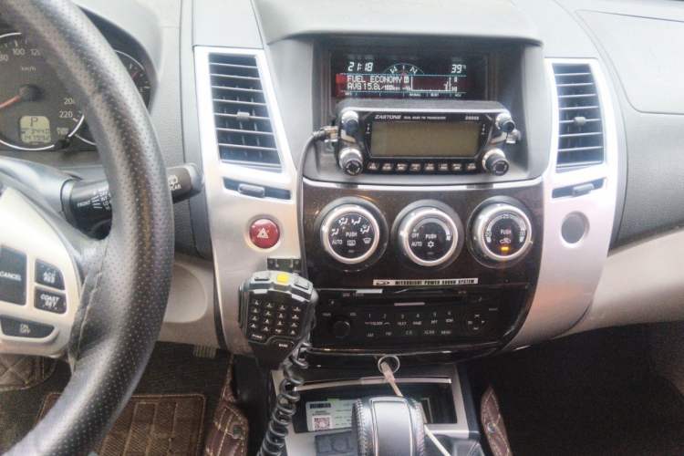 Used Mitsubishi Pajero Sport 2013 3.0L Automatic 4x4 Executive Edition Audio And AC Panel