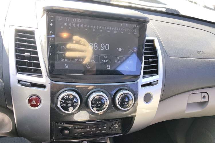 Used Mitsubishi Pajero Sport 2013 2.4L Manual Two-Wheel Drive Comfort Edition Audio And AC Panel