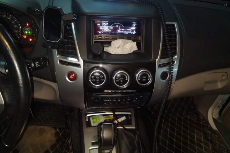 Used Mitsubishi Pajero Sport 2013 3.0L Automatic 4x4 Executive Edition Audio And AC Panel