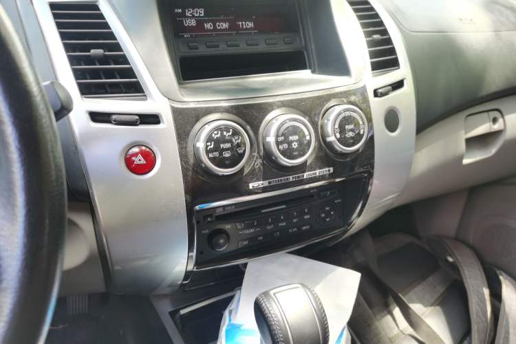 Used Mitsubishi Pajero Sport 2013 3.0L Automatic 4x4 Executive Edition Audio And AC Panel