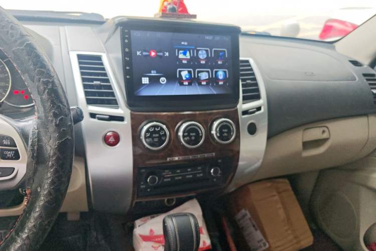 Used Mitsubishi Pajero Sport 2013 3.0L Automatic Two-Wheel Drive Luxury Edition Audio And AC Panel