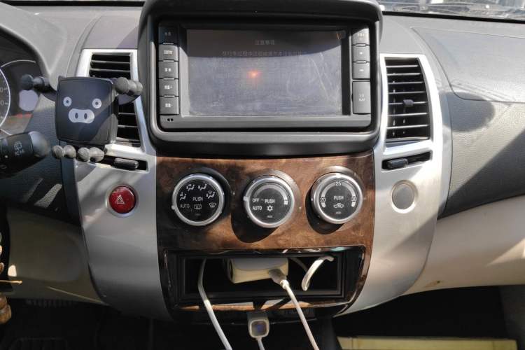 Used Mitsubishi Pajero Sport 2013 3.0L Automatic 4x4 Flagship Edition Audio And AC Panel