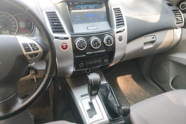 Used Mitsubishi Pajero Sport 2013 3.0L Automatic 4x4 Executive Edition Audio And AC Panel