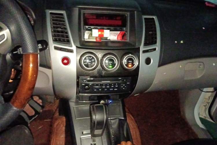 Used Mitsubishi Pajero Sport 2013 3.0L Automatic 4x4 Executive Edition Audio And AC Panel