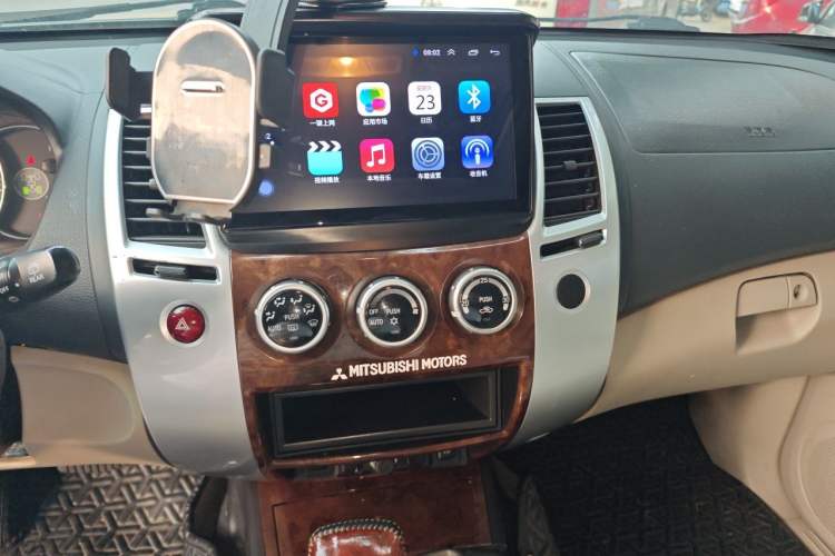 Used Mitsubishi Pajero Sport 2013 3.0L Automatic 4x4 Flagship Edition Audio And AC Panel