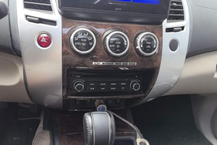 Used Mitsubishi Pajero Sport 2013 3.0L Automatic Two-Wheel Drive Luxury Edition Audio And AC Panel
