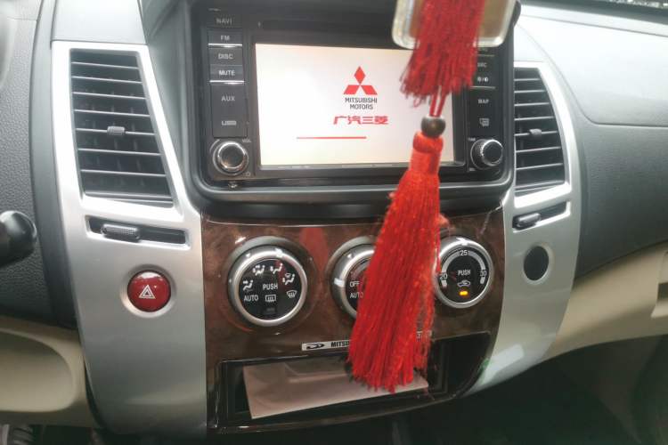 Used Mitsubishi Pajero Sport 2013 3.0L Automatic Two-Wheel Drive Luxury Edition Audio And AC Panel