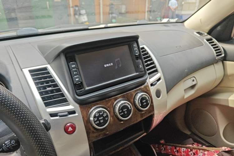 Used Mitsubishi Pajero Sport 2013 3.0L Automatic 4x4 Flagship Edition Audio And AC Panel