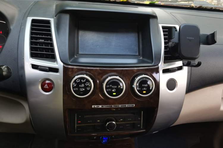 Used Mitsubishi Pajero Sport 2013 3.0L Automatic Two-Wheel Drive Luxury Edition Audio And AC Panel