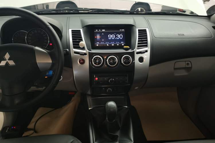 Used Mitsubishi Pajero Sport 2013 2.4L Manual Two-Wheel Drive Comfort Edition Audio And AC Panel