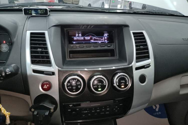 Used Mitsubishi Pajero Sport 2013 3.0L Automatic 4x4 Executive Edition Audio And AC Panel