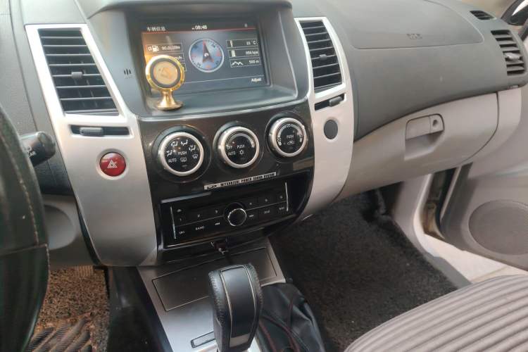Used Mitsubishi Pajero Sport 2013 3.0L Automatic 4x4 Executive Edition Audio And AC Panel