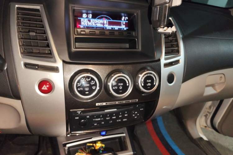 Used Mitsubishi Pajero Sport 2013 3.0L Automatic 4x4 Executive Edition Audio And AC Panel