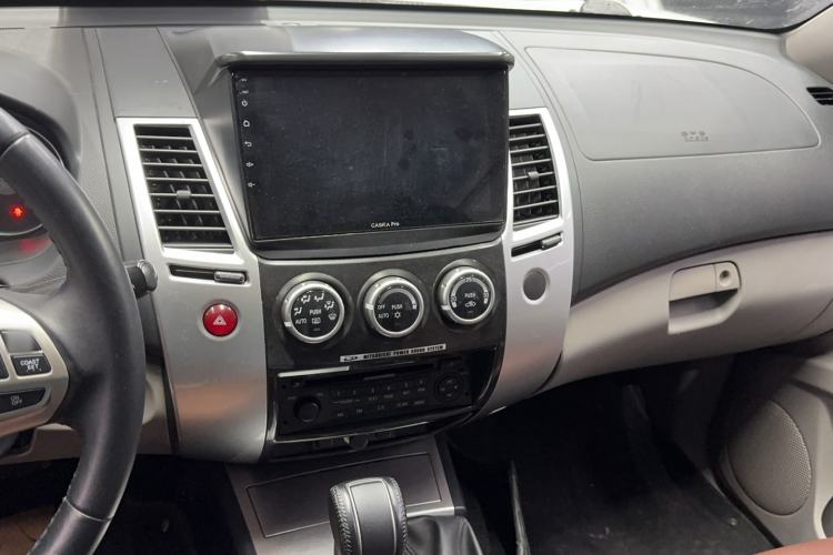 Used Mitsubishi Pajero Sport 2013 3.0L Automatic 4x4 Executive Edition Audio And AC Panel