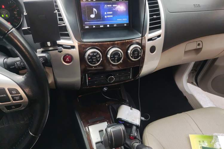 Used Mitsubishi Pajero Sport 2013 3.0L Automatic 4x4 Flagship Edition Audio And AC Panel