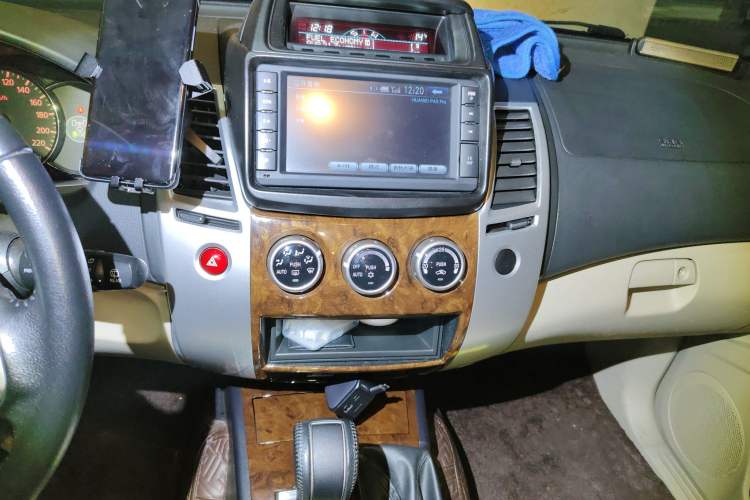 Used Mitsubishi Pajero Sport 2013 3.0L Automatic 4x4 Flagship Edition Audio And AC Panel