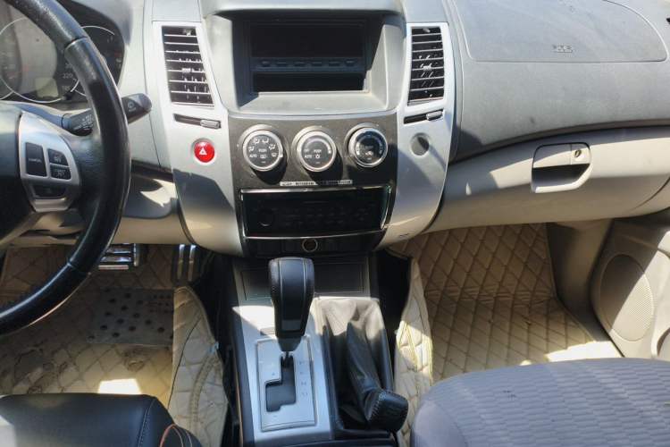 Used Mitsubishi Pajero Sport 2013 3.0L Automatic 4x4 Executive Edition Audio And AC Panel