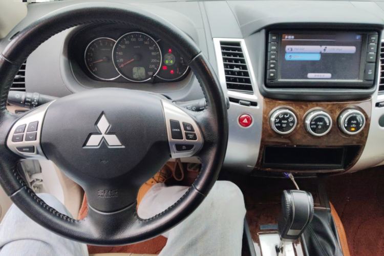 Used Mitsubishi Pajero Sport 2013 3.0L Automatic 4x4 Flagship Edition Audio And AC Panel