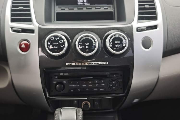 Used Mitsubishi Pajero Sport 2013 3.0L Automatic 4x4 Executive Edition Audio And AC Panel