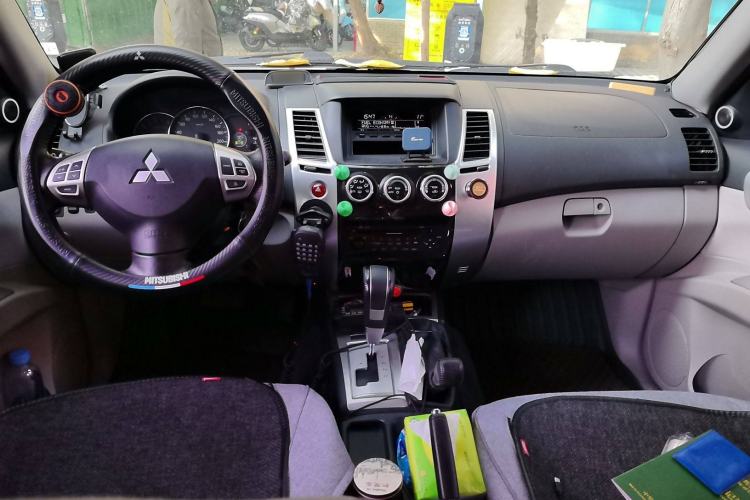Used Mitsubishi Pajero Sport 2013 3.0L Automatic 4x4 Executive Edition Center Console