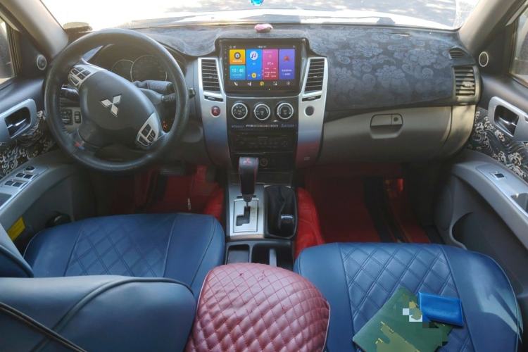 Used Mitsubishi Pajero Sport 2013 3.0L Automatic 4x4 Executive Edition Center Console