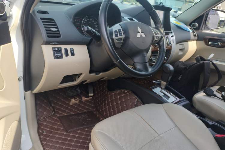 Used Mitsubishi Pajero Sport 2013 3.0L Automatic Two-Wheel Drive Luxury Edition Center Console