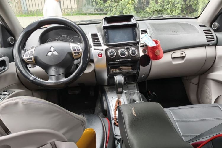 Used Mitsubishi Pajero Sport 2013 3.0L Automatic 4x4 Executive Edition Center Console
