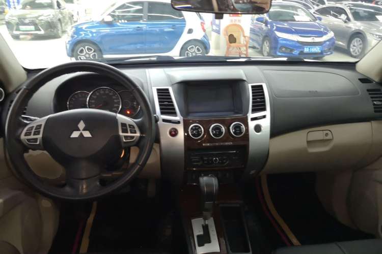Used Mitsubishi Pajero Sport 2013 3.0L Automatic Two-Wheel Drive Luxury Edition Center Console