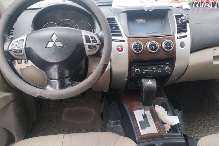 Used Mitsubishi Pajero Sport 2013 3.0L Automatic Two-Wheel Drive Luxury Edition Center Console