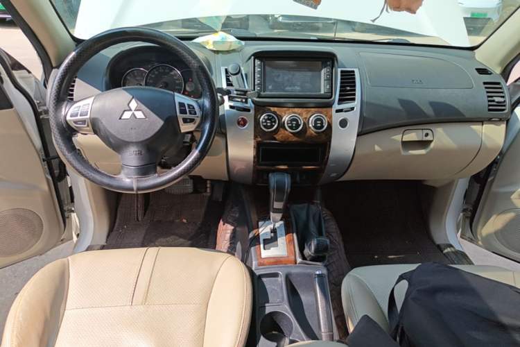 Used Mitsubishi Pajero Sport 2013 3.0L Automatic 4x4 Flagship Edition Center Console