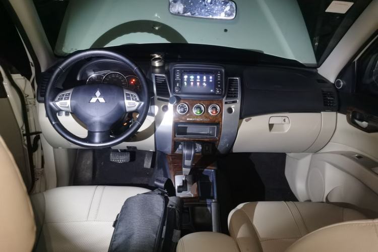 Used Mitsubishi Pajero Sport 2013 3.0L Automatic Two-Wheel Drive Luxury Edition Center Console