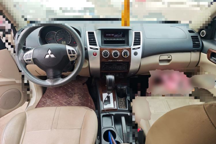 Used Mitsubishi Pajero Sport 2013 3.0L Automatic Two-Wheel Drive Luxury Edition Center Console