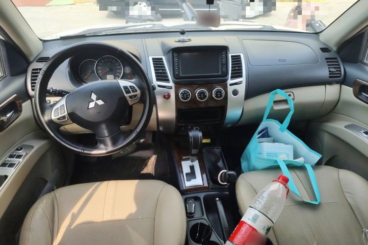 Used Mitsubishi Pajero Sport 2013 3.0L Automatic 4x4 Flagship Edition Center Console