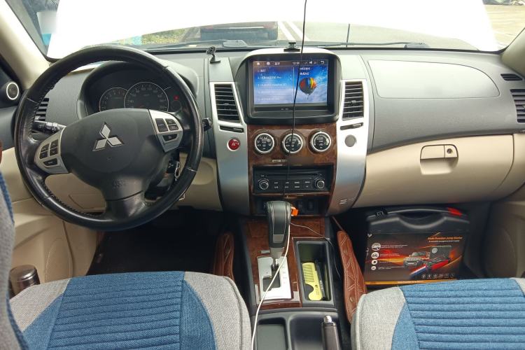 Used Mitsubishi Pajero Sport 2013 3.0L Automatic Two-Wheel Drive Luxury Edition Center Console