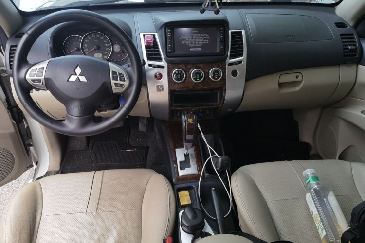 Used Mitsubishi Pajero Sport 2013 3.0L Automatic 4x4 Flagship Edition Center Console