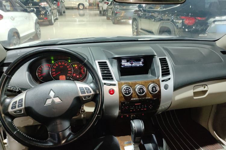 Used Mitsubishi Pajero Sport 2013 3.0L Automatic Two-Wheel Drive Luxury Edition Center Console