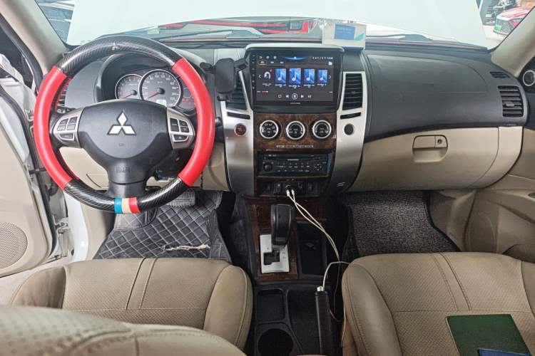 Used Mitsubishi Pajero Sport 2013 3.0L Automatic Two-Wheel Drive Luxury Edition Center Console