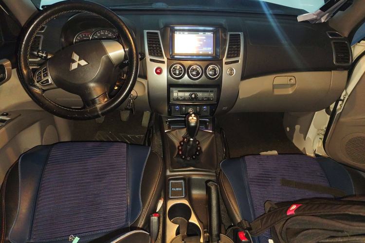 Used Mitsubishi Pajero Sport 2013 2.4L Manual Two-Wheel Drive Comfort Edition Center Console